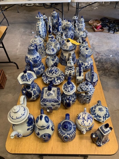 Assorted blue/white tea pots