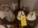 Kissing figurines and music box