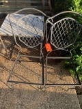 2 METAL CHAIRS/TABLE