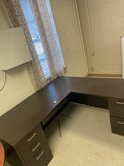 NICE L SHAPED DESK