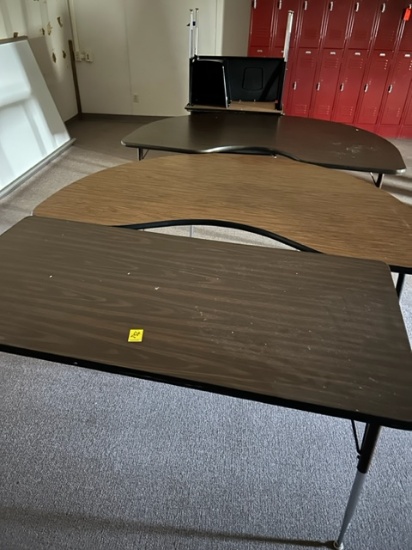 TABLE/DESKS