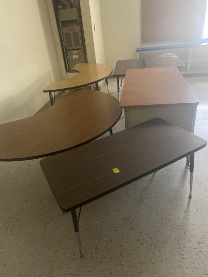 DESKS/TABLES