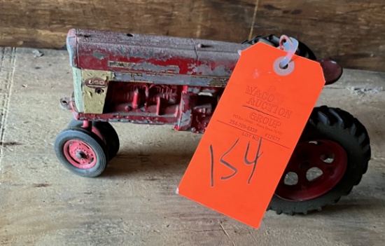 FARMALL TOY 560 TRACTOR