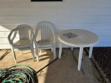 PLASTIC TABLE/CHAIRS