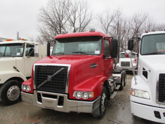 2002 VOLVO VHD64T Conventional