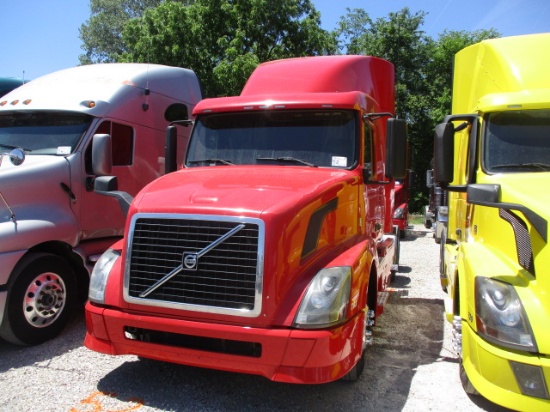 2011 VOLVO VNL64T-630 Conventional