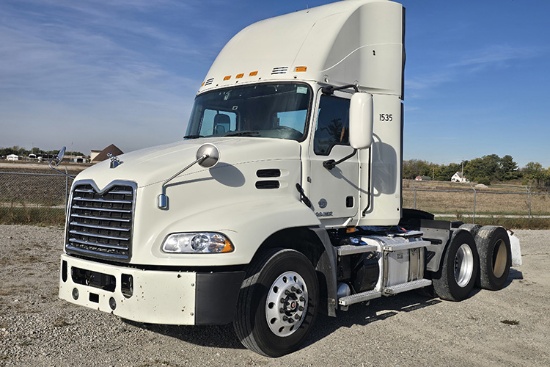 2017 MACK CXU613 Pinnacle Conventional