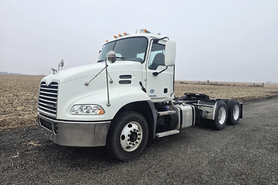 2011 MACK CXU613 Pinnacle Conventional