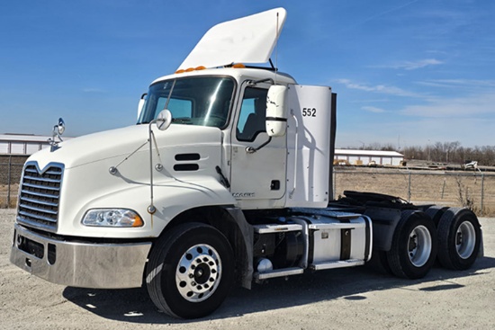 2015 MACK CXU613 Pinnacle Conventional