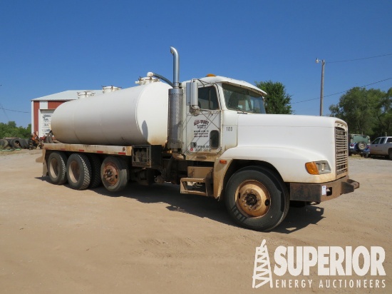 (x) (21-3) 2001 FREIGHTLINER 80-Bbl T/A Day Cab Bo
