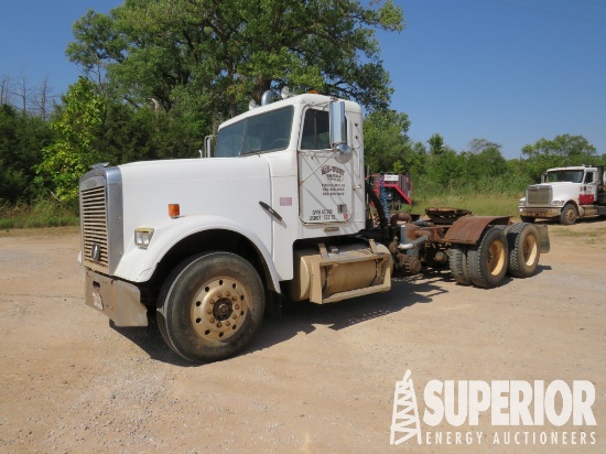 (x) (21-5) 2000 FREIGHTLINER T/A Day Cab Vacuum Tr