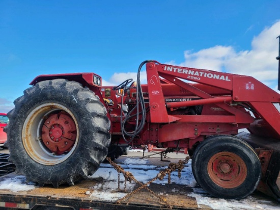 IH 884 W- IH 2250 LOADER