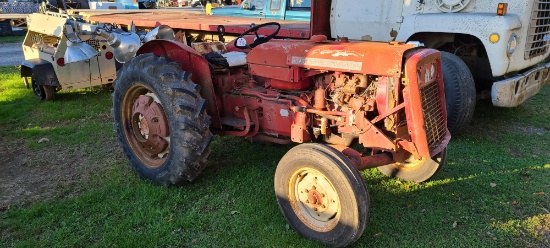 International 424 Tractor