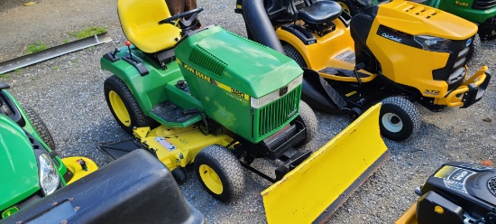 JD 320 Riding Mower w/snowblade (RUNS)(DEALER TRADE IN)