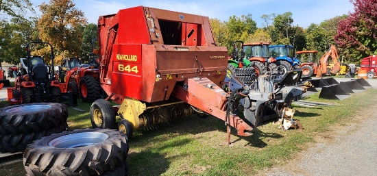 New Holland 644 Round Baler