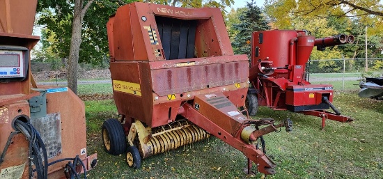 New Holland 650 Round Baler