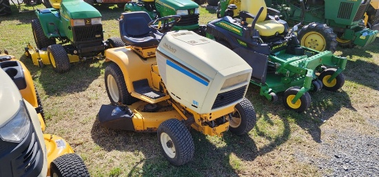 Cub Cadet 1641 Riding Mower (RUNS AND DRIVES)