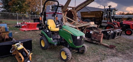 John Deere 1025R Compact Tractor (RIDE AND DRIVE) (LIKE NEW)
