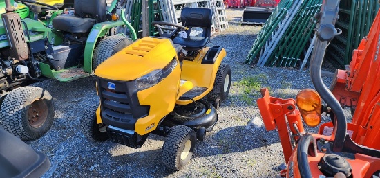 2018 Cub Cadeet XT1 LT42" Riding Mower (RUNS)(DEALER TRADE IN)