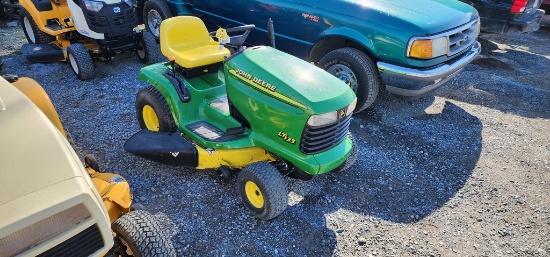 2000 John Deere LT133 Riding Mower (RUNS)(DEALER TRADE IN)