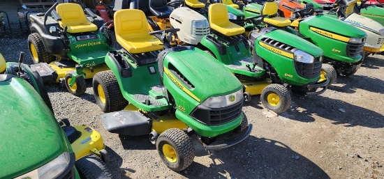 John Deere LA120 Riding Mower (RUNS)(DEALER TRADE IN)