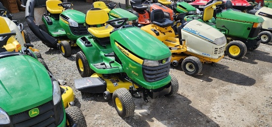 John Deere X300 Riding Mower (RUNS)(DEALER TRADE IN)