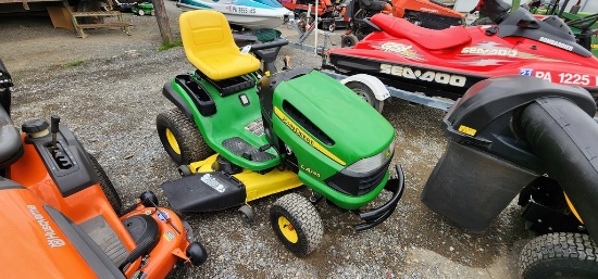 John Deere LA145 Riding Mower (RUNS)(DEALER TRADE IN)
