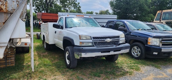 2005 Chevy Service Truck (RUNS)(TITLE)