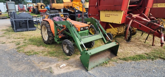 Kubota B8200 Compact Tractor w/Loader (RUNS)