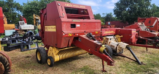 New Holland 640 Round Baler