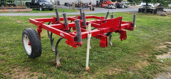 International 1600 8 Tooth 3pt. Chisel Plow
