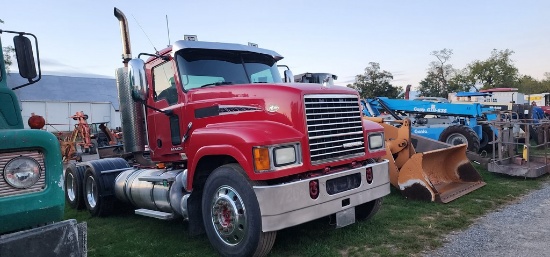 2010 Mack Pinnacle Semi Truck (RUNS)(TITLE)