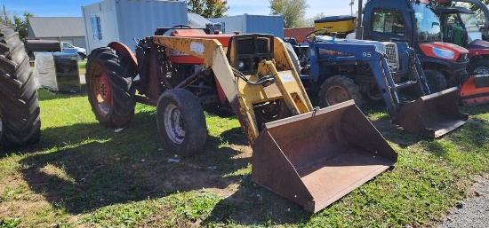 Massey Ferguson 235 Tractor W/Loader (RUNS)(DOES NOT MOVE)