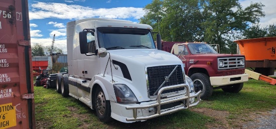 2005 Volvo Semi Road Tractor (RUNS)(TITLE)