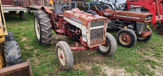 International 424 Tractor (RUNS)