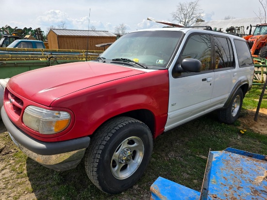 2000 Ford Explorer (RUNS)(TITLE)