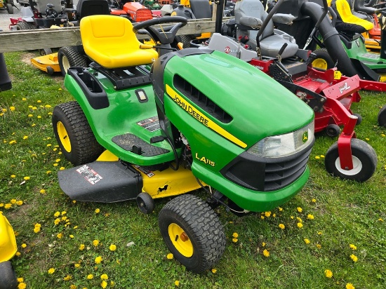 John Deere LA115 Riding Mower (RUNS)(DEALER TRADE IN)