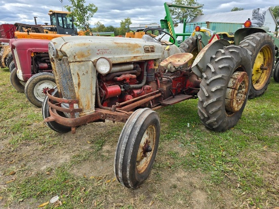 Ford 800 Tractor (RUNS)