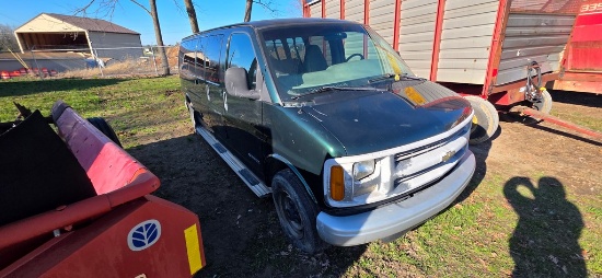 2000 Chevy 3500 12-Passenger Van (RUNS)(TITLE)