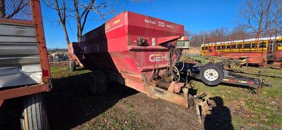 Gehl 8335 TMR Mixer
