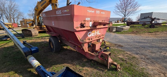 Gehl 8335 TMR Mixer