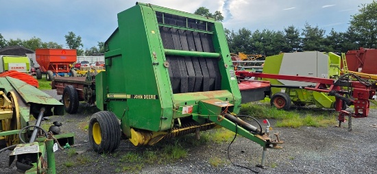 John Deere 535 Round Baler