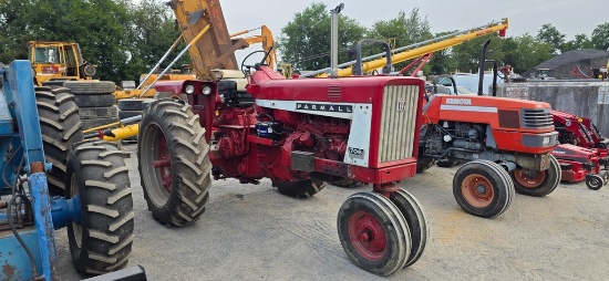 Farmall 706 Tractor (RUNS)