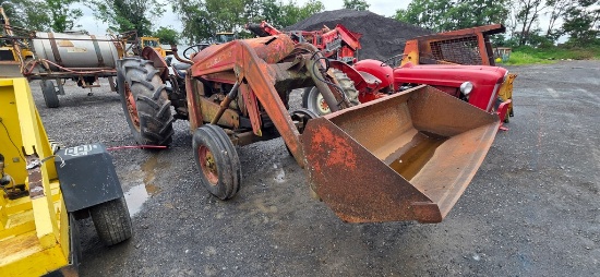 Massey Ferguson 85 tractor w/Loader (NOT RUNNING)