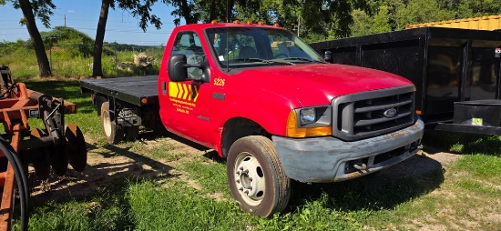 2000 Ford F-450 Flatbed Truck (RUNS)