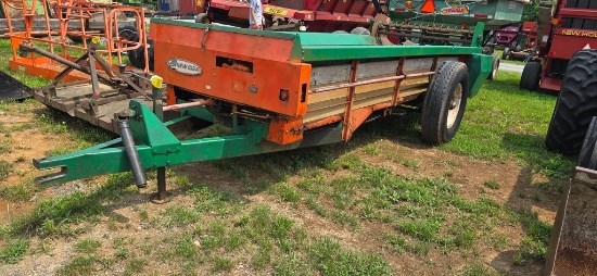 New Idea 1 Axle Manure Spreader