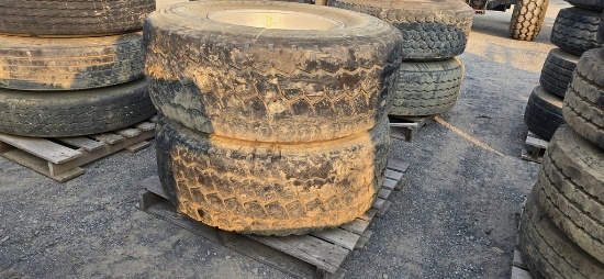 2-425/65R22.5 Truck Tires & Rims