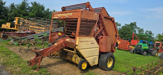 New Holland 851 Round Baler