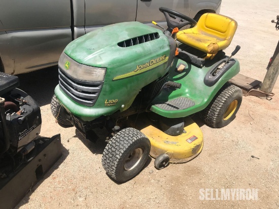 John Deere L100 Riding Lawn Mower [YARD 2]