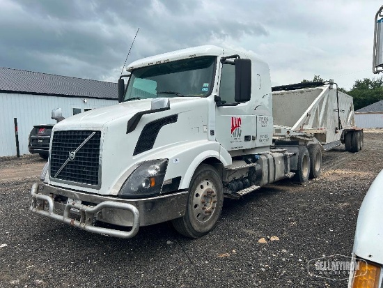 2012 Volvo T/A Sleeper Truck Tractor [YARD 5]